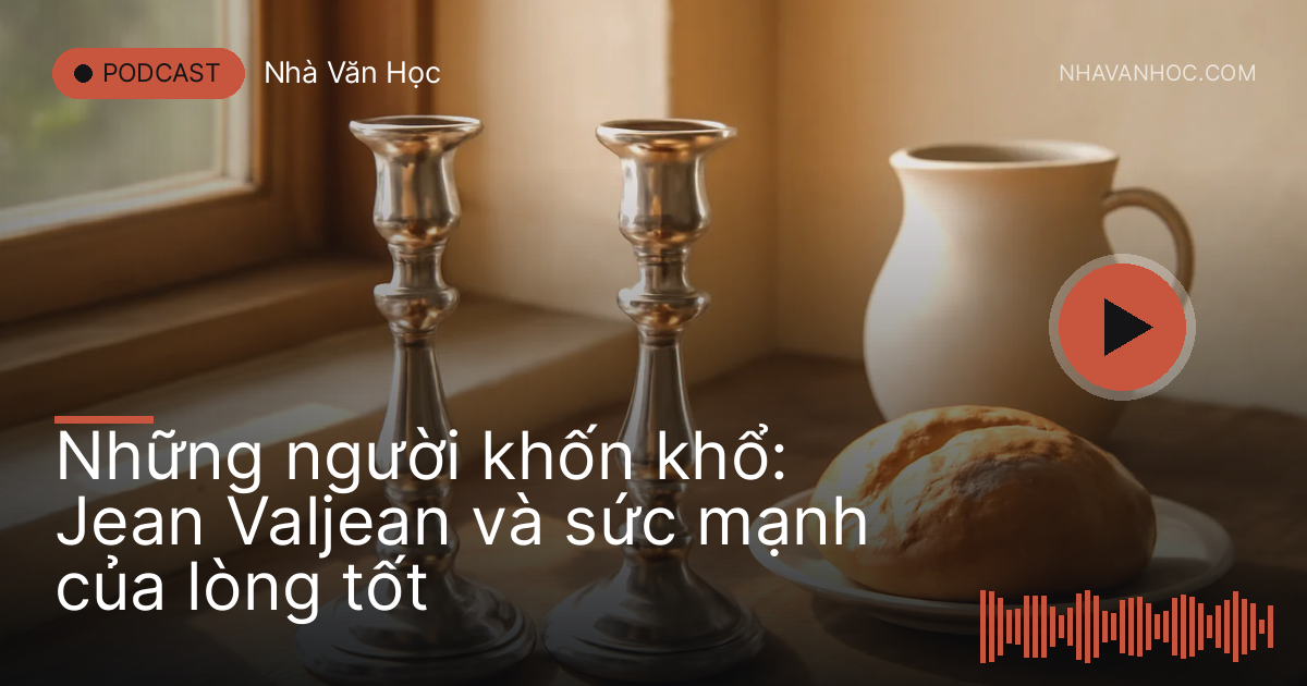 Đôi chân nến bạc trên bàn gỗ cạnh cửa sổ có ánh chiều
