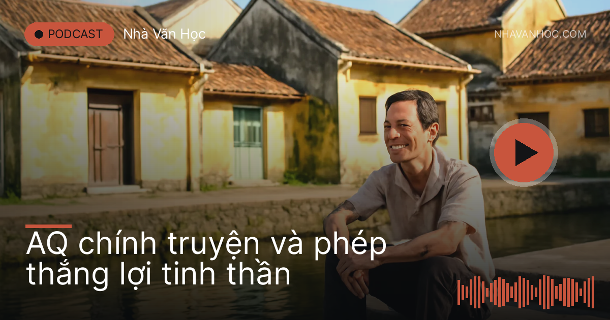 Người đàn ông ngồi một mình trên bậc đá bên con kênh làng buổi chiều