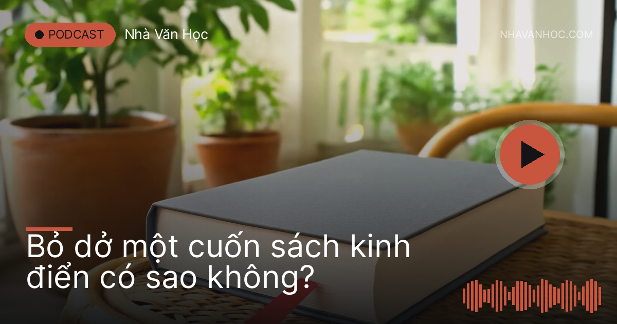 Cuốn sách dày gập lại có thẻ đánh dấu đặt trên ghế mây ngoài hiên